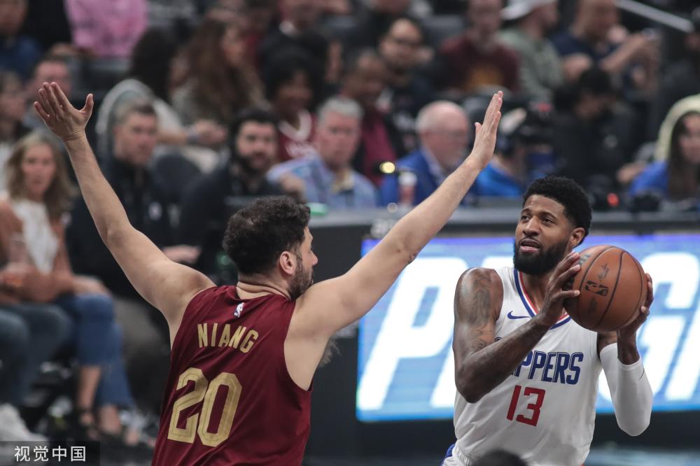 它向我们展 它向我们展